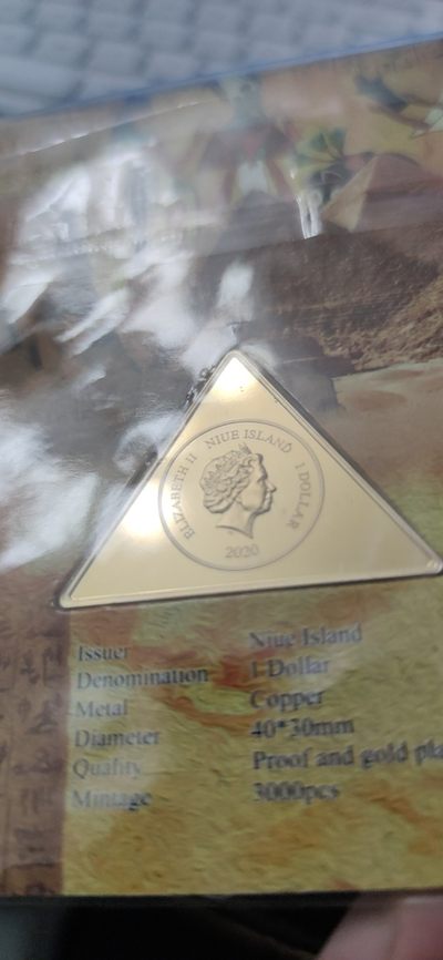 燕姐换藏第60拍 纽埃2020年三角形埃及镀金纪念币