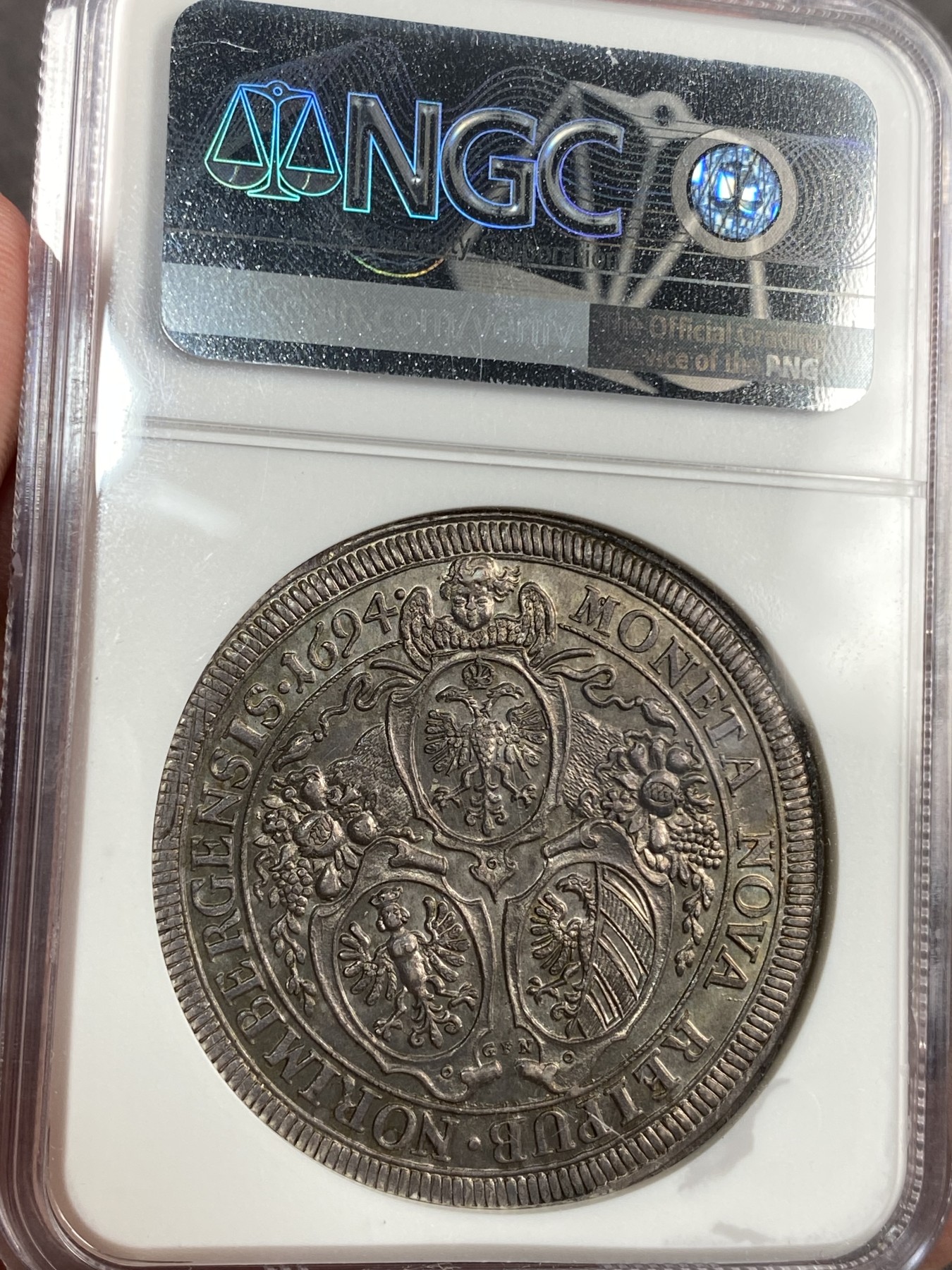 万国钱币拍卖第017期（中秋—国庆花好月圆夜特辑） NGC MS63 1694年神圣罗马帝国纽伦堡利奥波德一世城市景观三盾徽大泰勒 堪称完美的打制和品相  接近350年的醇厚酱彩 可遇不可求 直接入库的终极收藏品