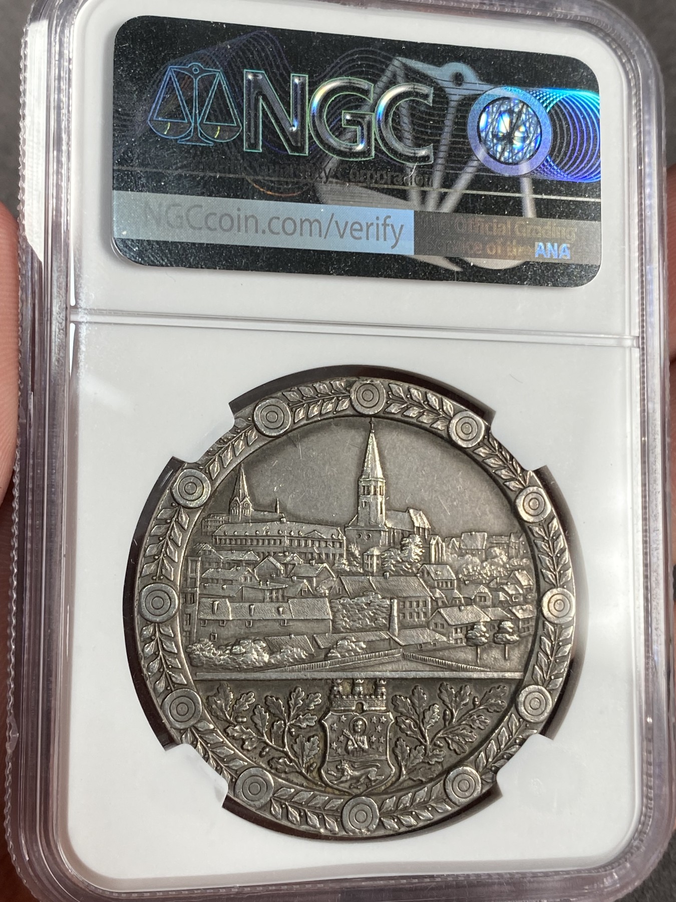 万国钱币拍卖第017期（中秋—国庆花好月圆夜特辑） NGC UNCD 1914年德国联邦射击节大银章 日耳曼尼娅指点枪手射击 城市景观精美绝伦 边缘950银标 此款统统都有吊环 去环无分不影响整体状态 40MM 24G