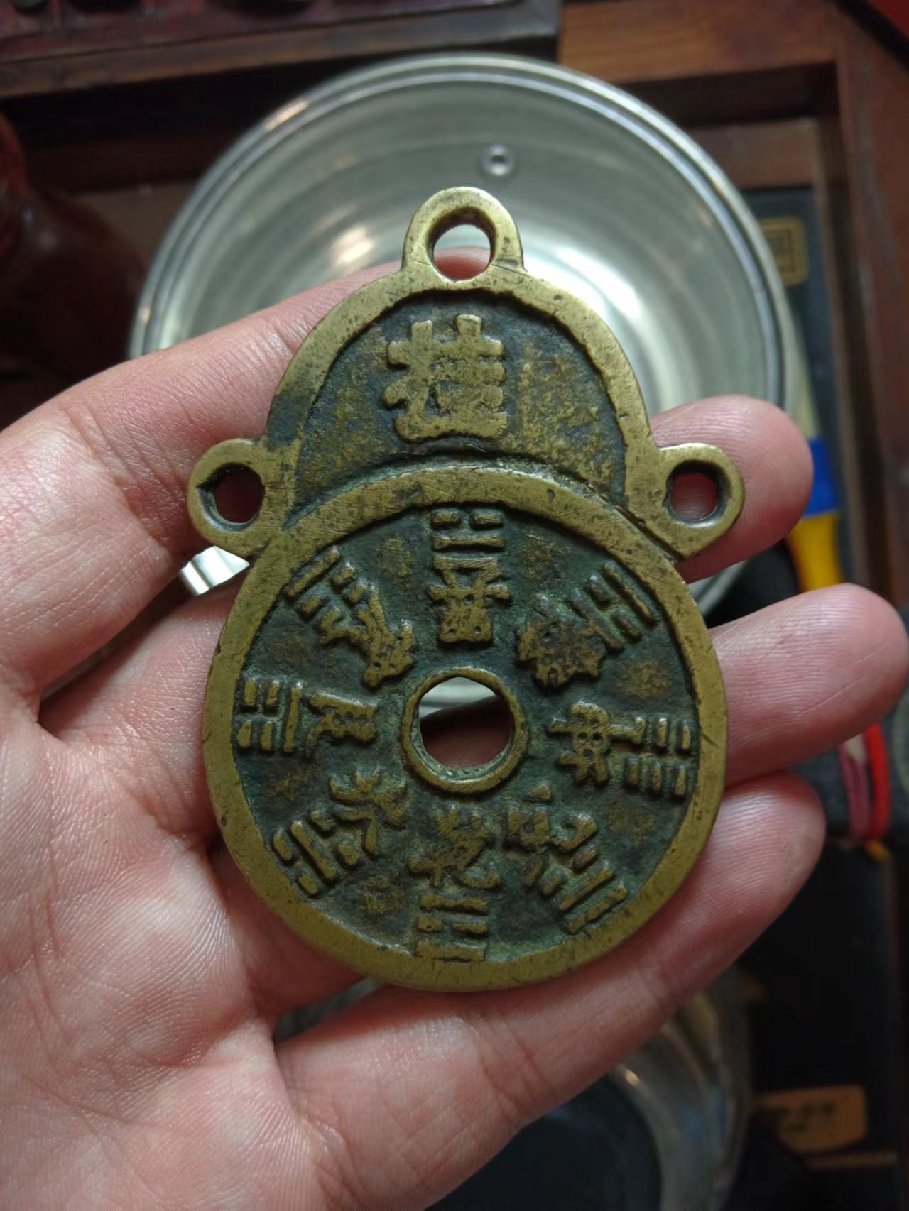 山鬼挂花