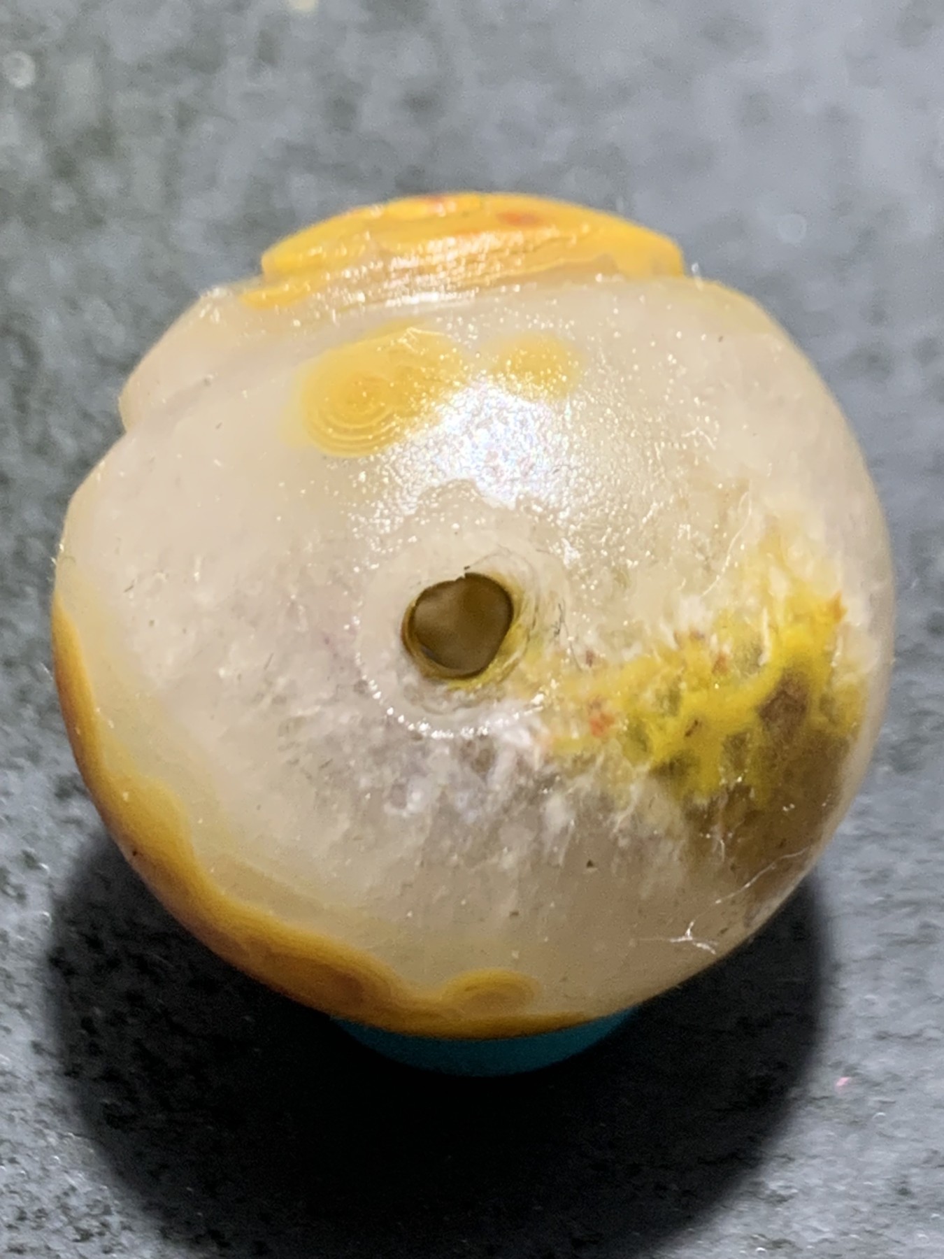 精美冰飘亚光战国红玛瑙手工俏色巧雕太极阴阳鱼随形圆珠一个，
