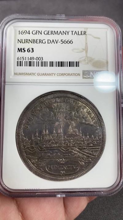 万国钱币拍卖第017期（中秋—国庆花好月圆夜特辑） NGC MS63 1694年神圣罗马帝国纽伦堡利奥波德一世城市景观三盾徽大泰勒 堪称完美的打制和品相  接近350年的醇厚酱彩 可遇不可求 直接入库的终极收藏品
