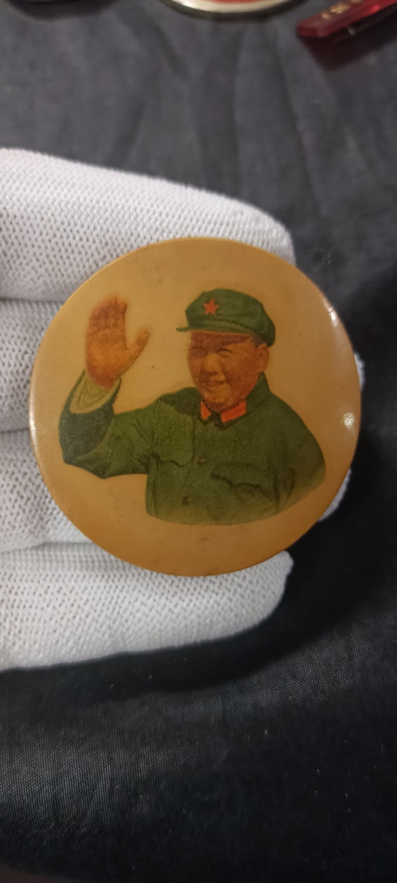 国庆专场，举国同庆，70个拍品全部0起！ 毛主席像章，竹制版，彩色招手，少见！1