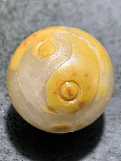 精美冰飘亚光战国红玛瑙手工俏色巧雕太极阴阳鱼随形圆珠一个， - 精美冰飘亚光战国红玛瑙手工俏色巧雕太极阴阳鱼随形圆珠一个，