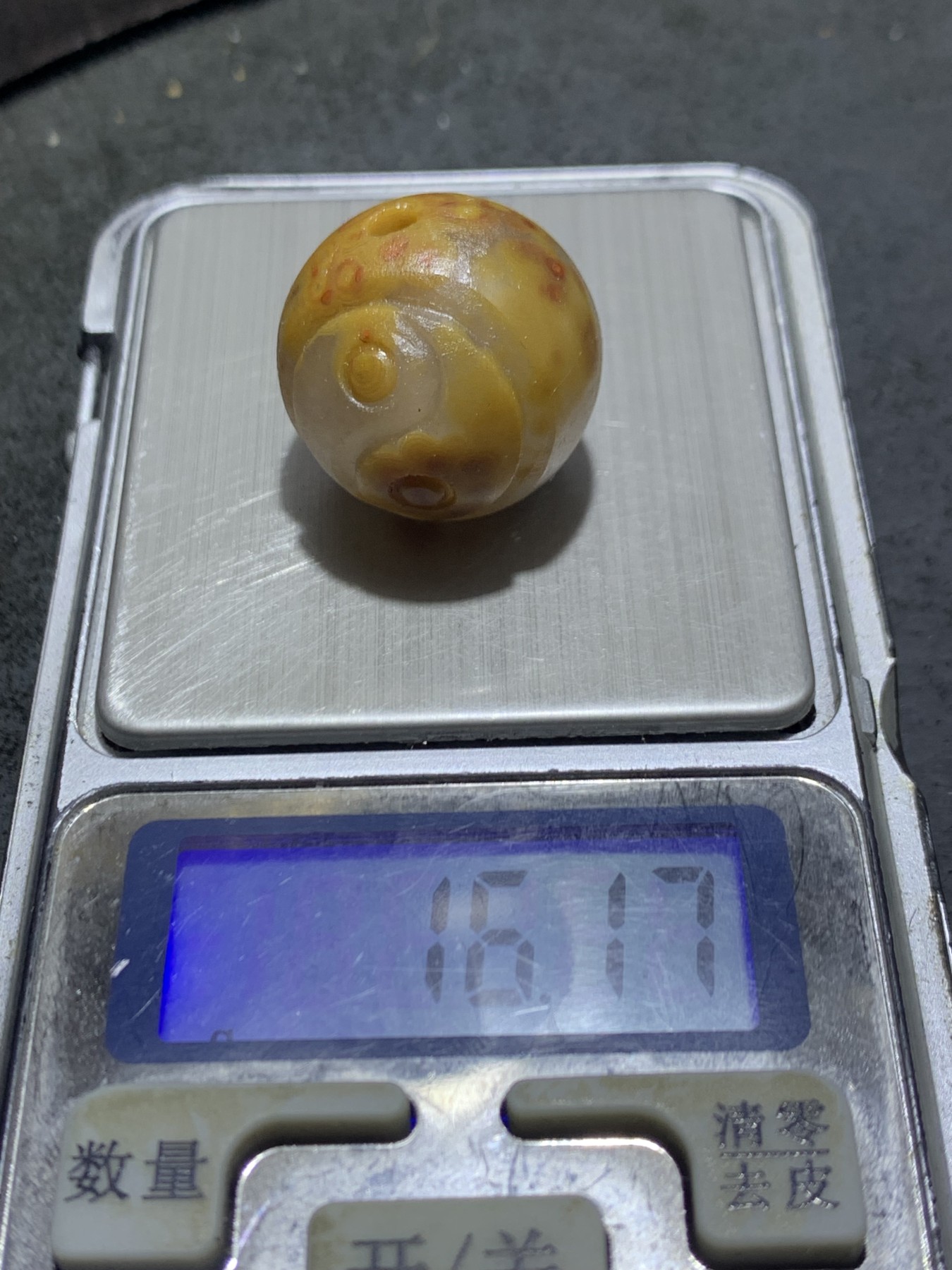 精美冰飘亚光战国红玛瑙手工俏色巧雕太极阴阳鱼随形圆珠一个，
