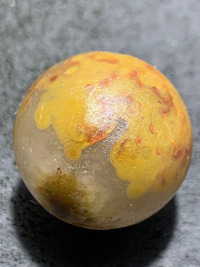 精美冰飘亚光战国红玛瑙手工俏色巧雕太极阴阳鱼随形圆珠一个， 精美冰飘亚光战国红玛瑙手工俏色巧雕太极阴阳鱼随形圆珠一个，