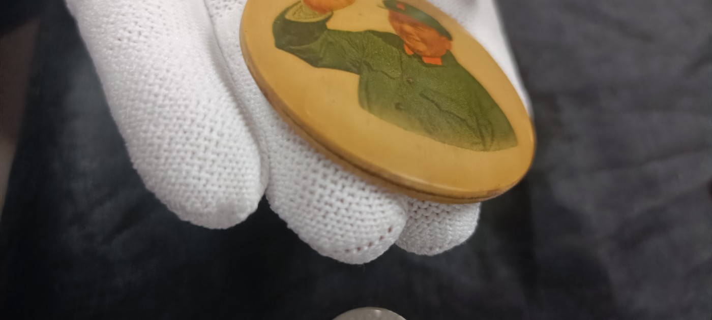 国庆专场，举国同庆，70个拍品全部0起！ 毛主席像章，竹制版，彩色招手，少见！1