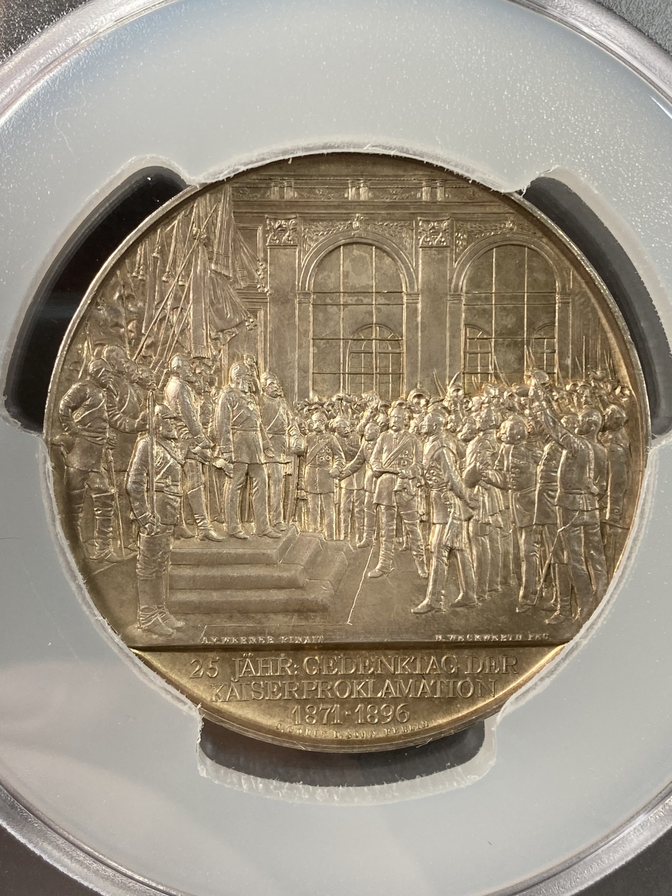 万国钱币拍卖第017期（中秋—国庆花好月圆夜特辑） PCGS SP64 1896年德意志第二帝国成立25周年纪念之《皇帝的宣言》普法战争胜利后威廉一世于法国巴黎凡尔赛宫加冕纪念大银章 此银章直径55mm重70g，评价为RRR级别难度。