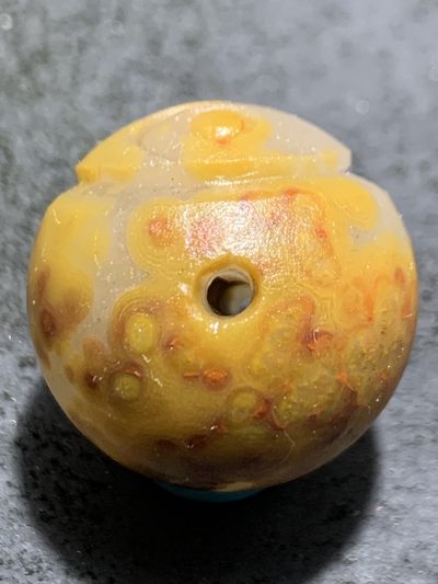 精美冰飘亚光战国红玛瑙手工俏色巧雕太极阴阳鱼随形圆珠一个， 精美冰飘亚光战国红玛瑙手工俏色巧雕太极阴阳鱼随形圆珠一个，