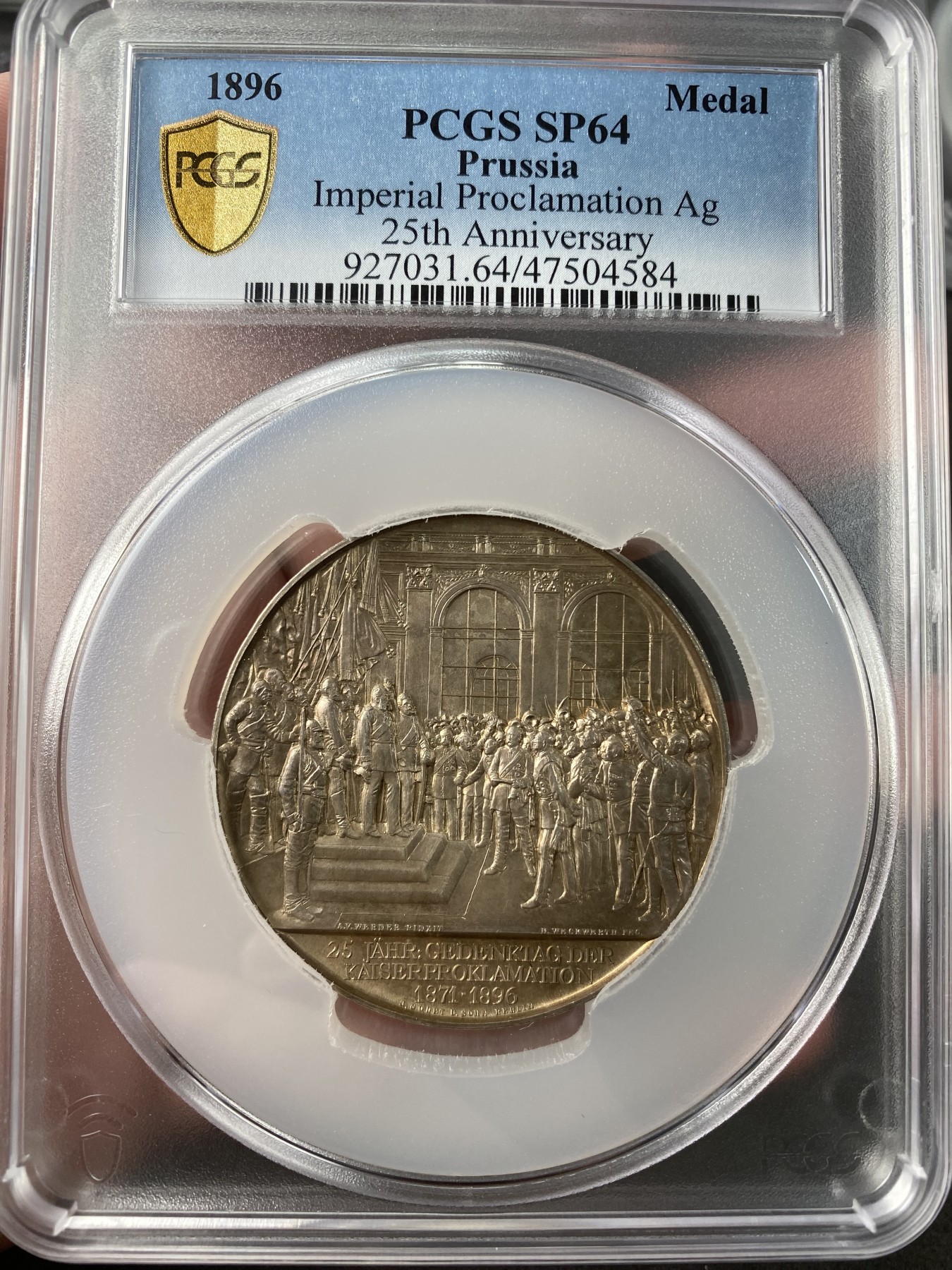 万国钱币拍卖第017期（中秋—国庆花好月圆夜特辑） PCGS SP64 1896年德意志第二帝国成立25周年纪念之《皇帝的宣言》普法战争胜利后威廉一世于法国巴黎凡尔赛宫加冕纪念大银章 此银章直径55mm重70g，评价为RRR级别难度。