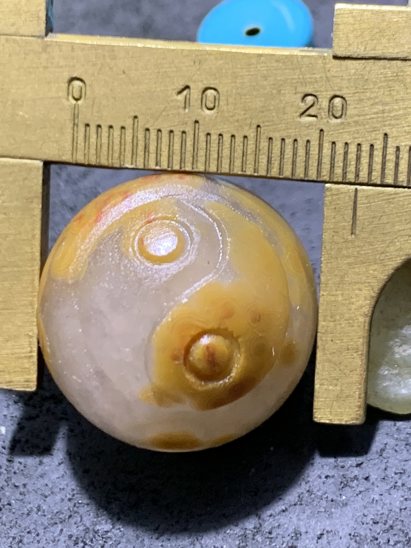 精美冰飘亚光战国红玛瑙手工俏色巧雕太极阴阳鱼随形圆珠一个，