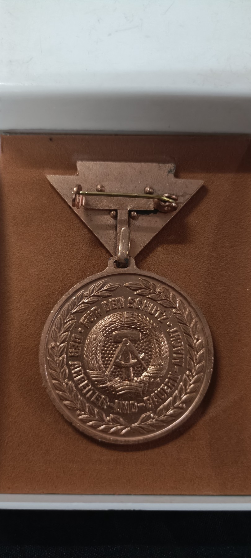 国庆专场，举国同庆，70个拍品全部0起！ 东德士兵徽章，盒装全品1