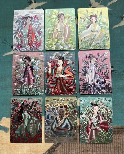 【直播】小花瓣艺术原创文创精品专场拍卖【第1场】 【神龙本草经-药香系列】药香系列26张粗闪全套【全新未拆】+赠送药香冰箱贴