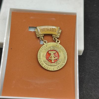 全场0元起拍 第95期 咸鱼国勋章拍卖专场 10月1日（周日）下午6：00开始 - 东德金级荣誉奖章