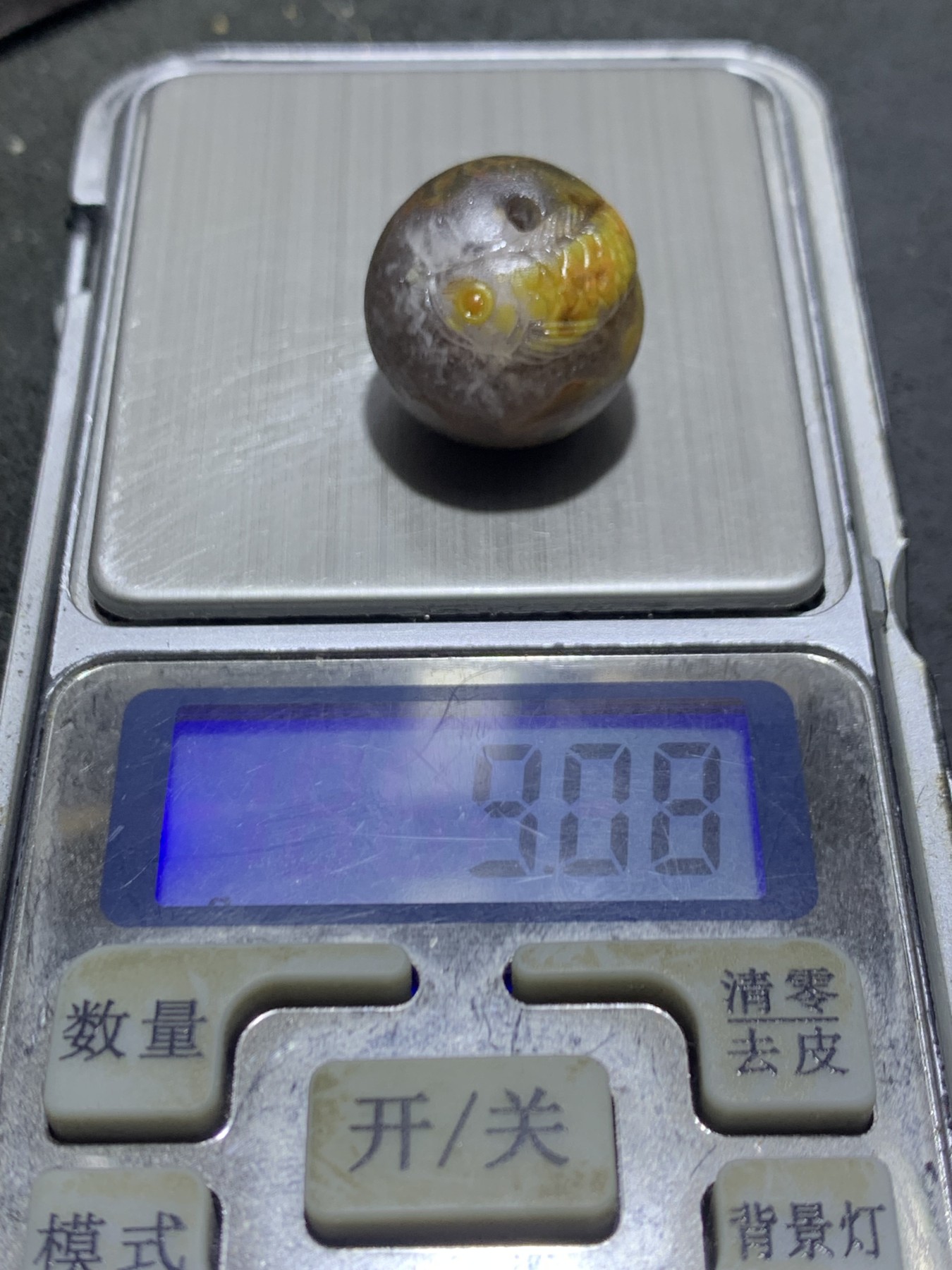 精美冰飘亚光战国红玛瑙巧雕龙鱼随形圆珠一个，