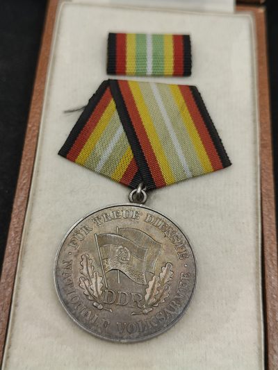 全场0元起拍 第95期 咸鱼国勋章拍卖专场 10月1日（周日）下午6：00开始 - 东德 早期皮盒带标900银制 国家人民军十年服役奖章