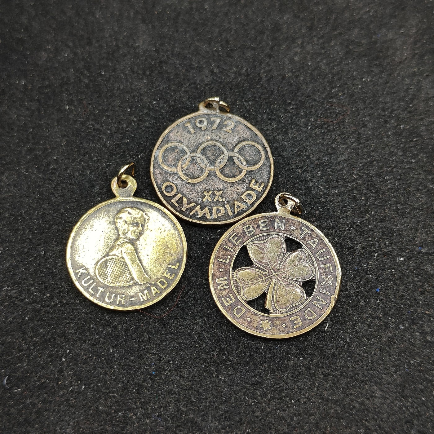 全场0元起拍 第95期 咸鱼国勋章拍卖专场 10月1日（周日）下午6：00开始 东德徽章一组