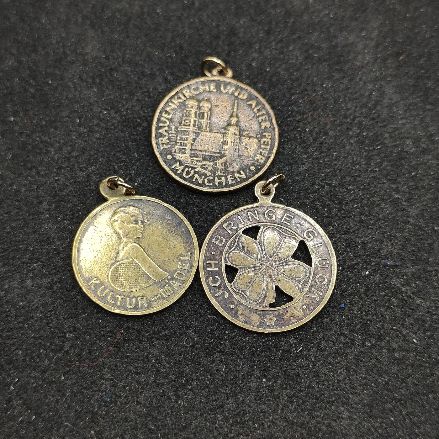 全场0元起拍 第95期 咸鱼国勋章拍卖专场 10月1日（周日）下午6：00开始 东德徽章一组