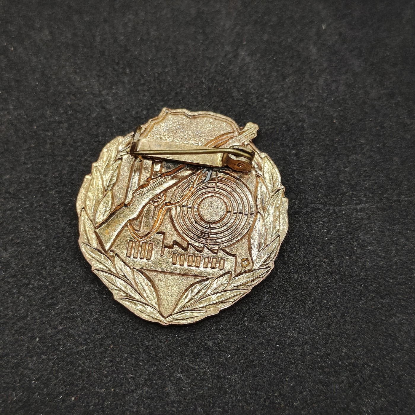 全场0元起拍 第95期 咸鱼国勋章拍卖专场 10月1日（周日）下午6：00开始 东德工战队射击奖章 金级