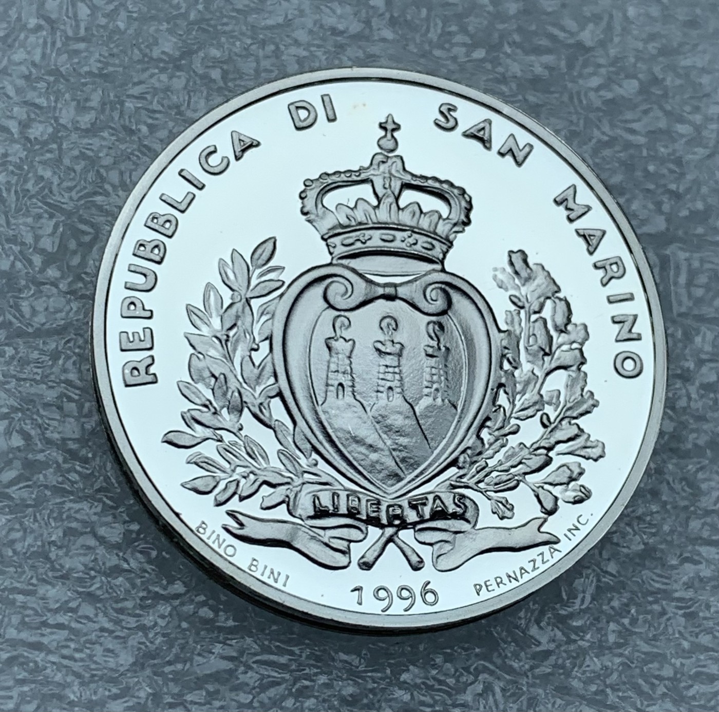 瓶子🏺第111期拍卖会  圣马力诺1996年5000里拉精制保护动物系列纪念银币 雏鹰