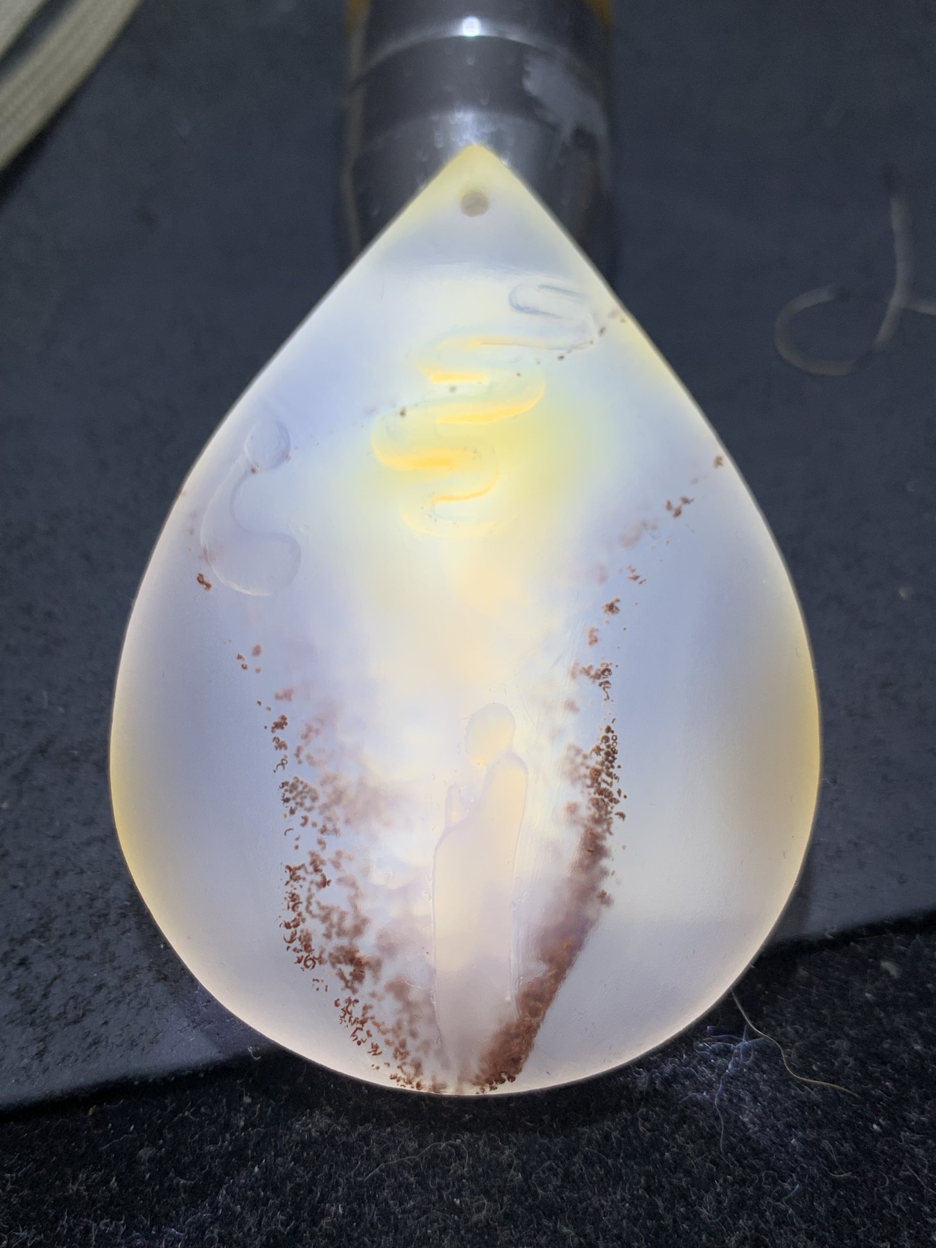 精美高玉化朱砂点马达加斯加海洋玉髓手工俏色巧参禅悟道吊坠一个！