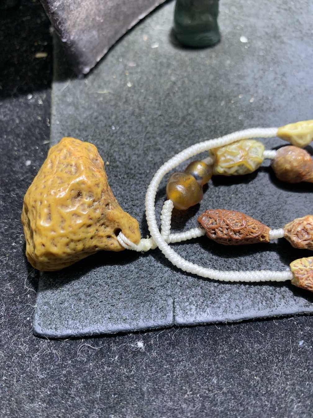 精美阿拉善戈壁多彩飘花筋脉原石大颗粒吊坠项链一条，