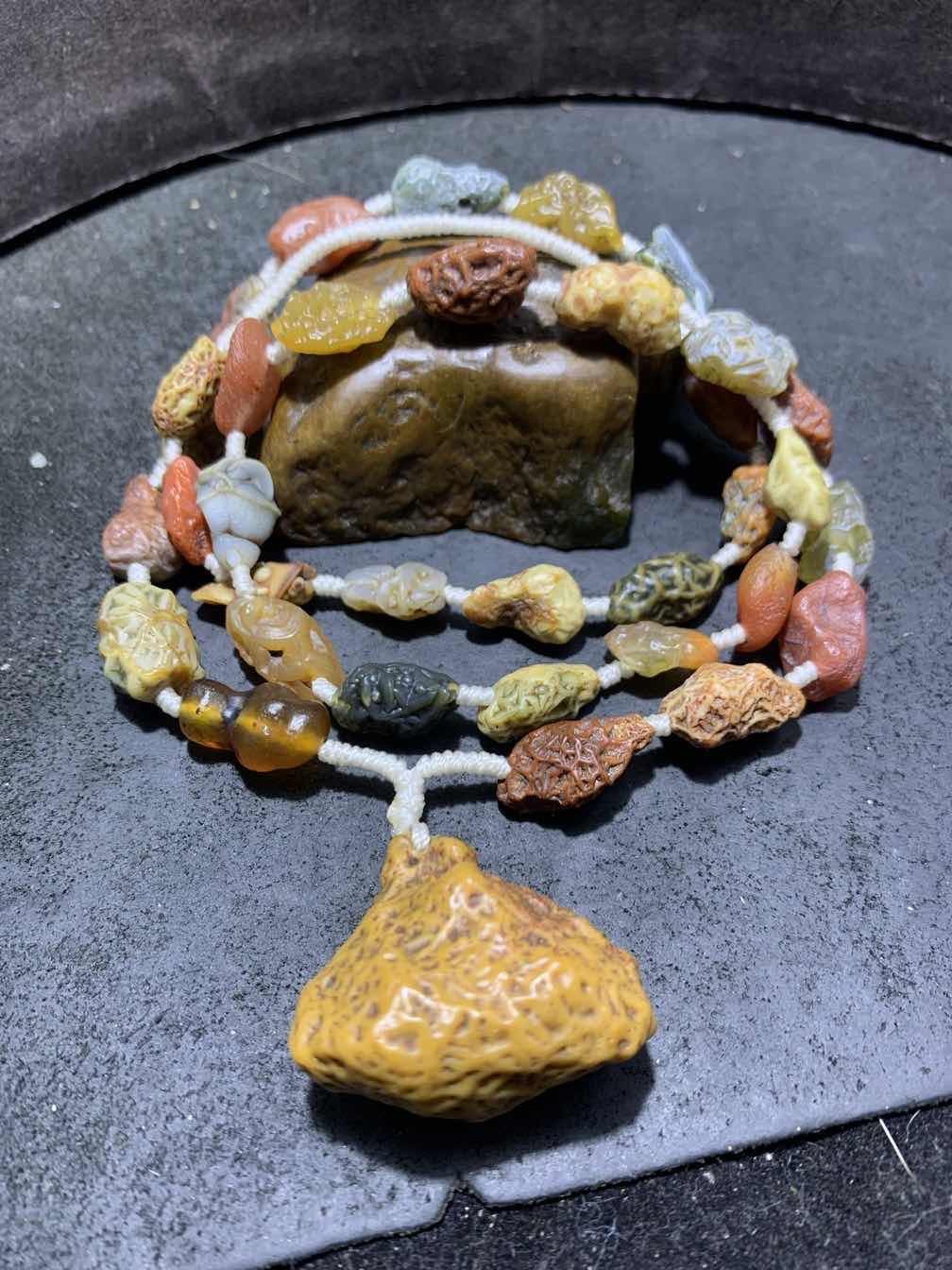 精美阿拉善戈壁多彩飘花筋脉原石大颗粒吊坠项链一条，