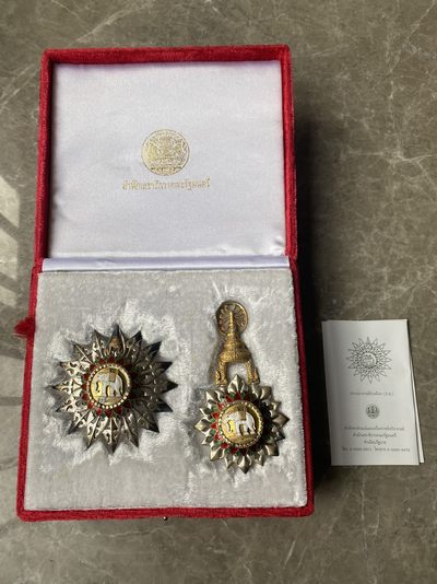 盛世勋华——号角文化勋章邮票专场拍卖第140期 - 泰国一级白象勋章（大十字级） 带原盒  带厂标 银制 带银戳和年份戳 说明书 佩戴图 最后为佩戴图