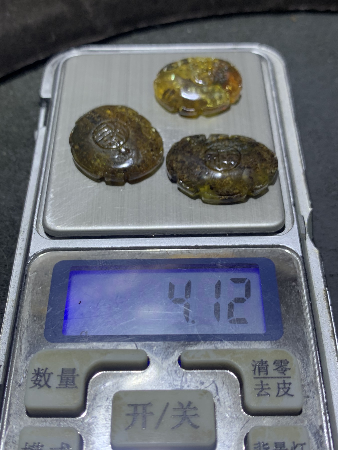 天然通货乌克兰蜜蜡雕刻福字吊坠一组，