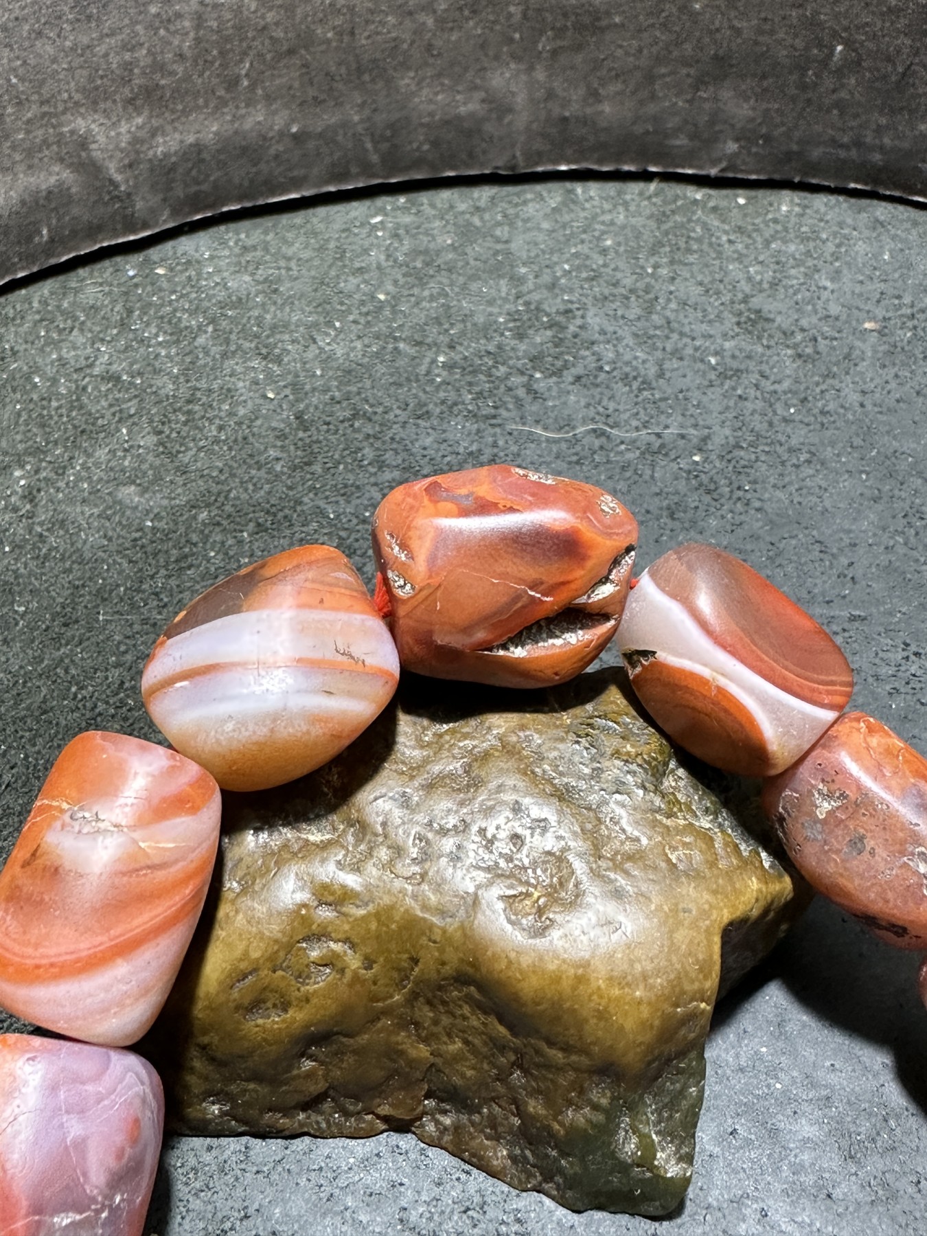 川料南红玛瑙亚光包浆料原皮随形手串一条
