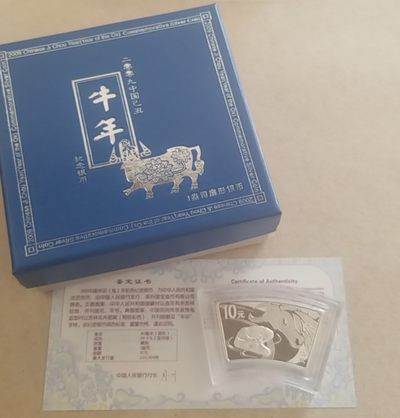 【币将精彩】世界钱币拍卖（2025-8-27） - 2009年扇形牛年一盎司银币带证书包装
