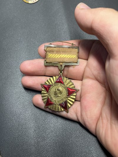 古冰库勋章杂项交流群第十场群拍 - 少见美品足金水51一个，原挂原砝琅，可惜右下珐琅有小伤