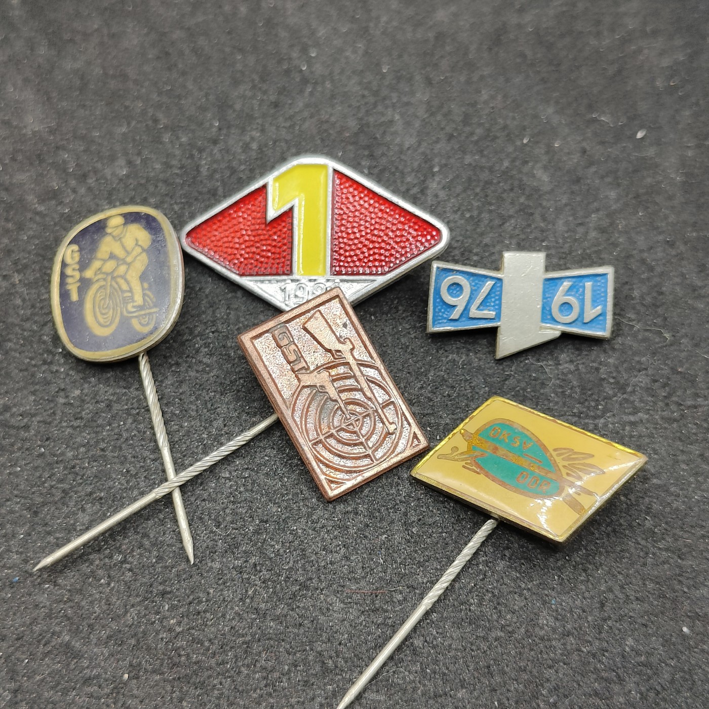 全场0元起拍 第96期 咸鱼国勋章拍卖专场 10月4日（周三）下午6：00开始 东德徽章一组五个