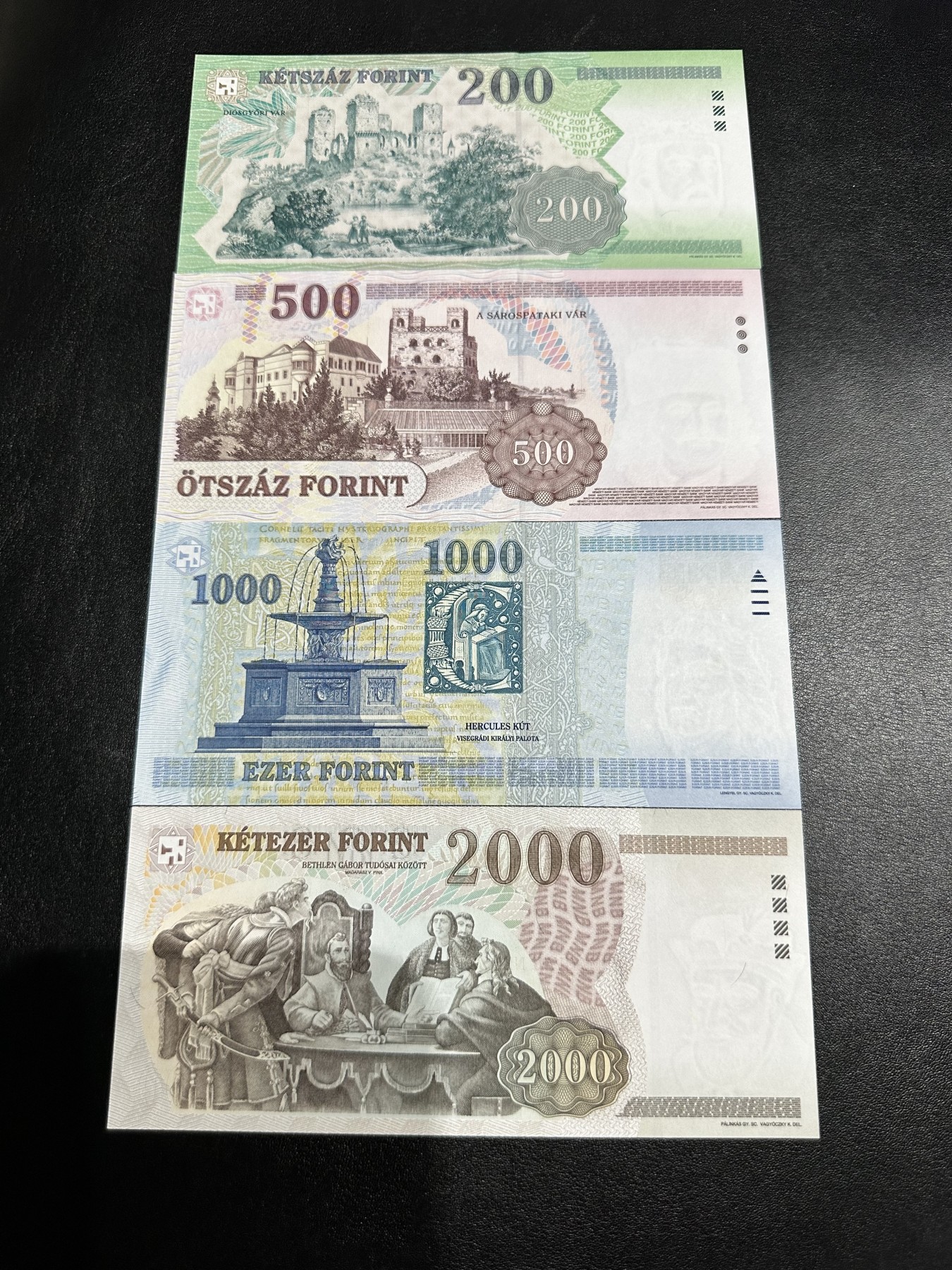 《外钞收藏家》第三百零二期（连拍第一场） 匈牙利200-2000四张小套 都是靓号 全新UNC 初版首序列