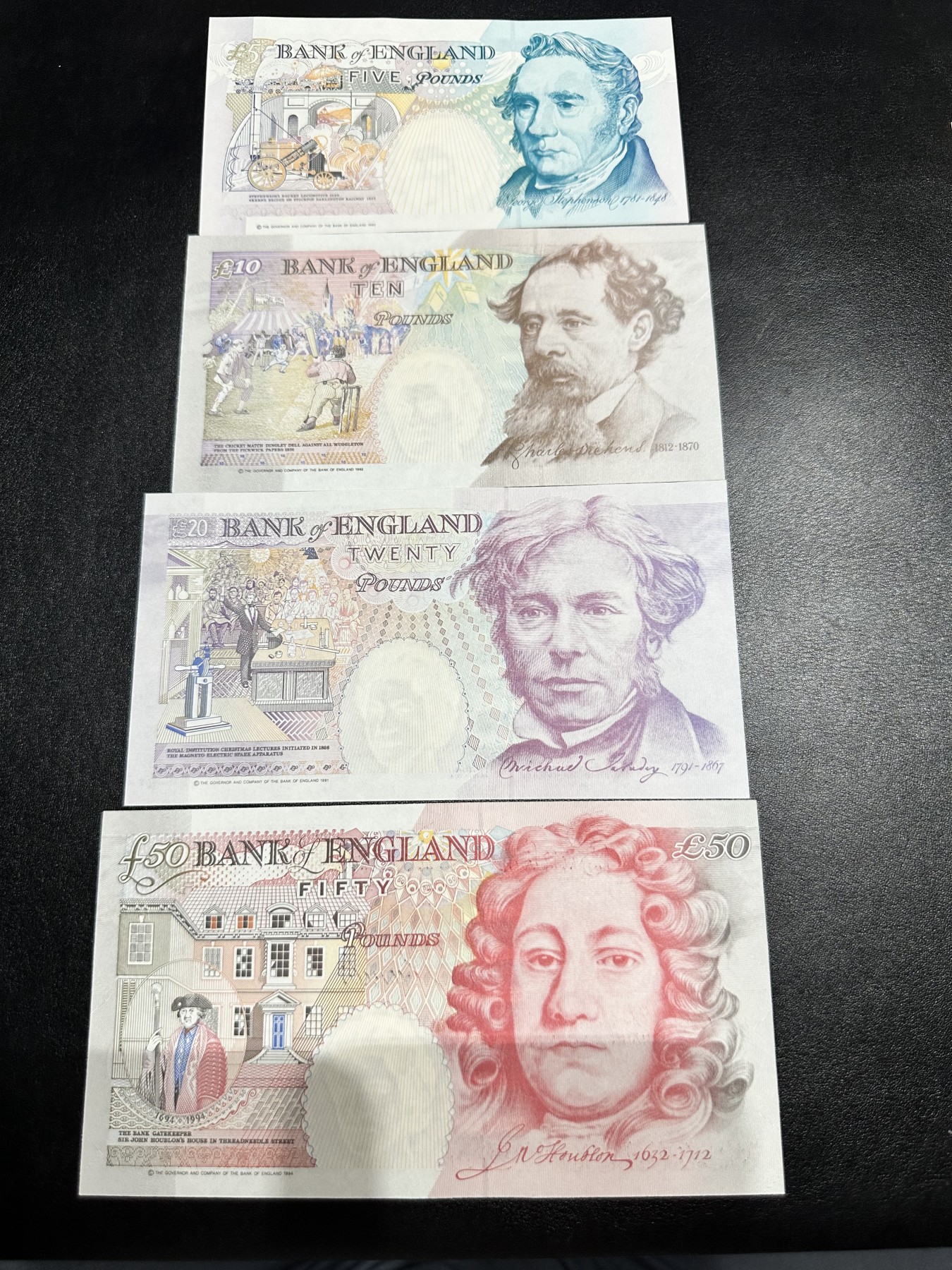 《外钞收藏家》第三百零二期（连拍第一场） 英国E序列5、10、20、50镑 首发A01冠 全同号940号 全新UNC 10镑有一个荧光油墨 不是潮 这套品相相当不错