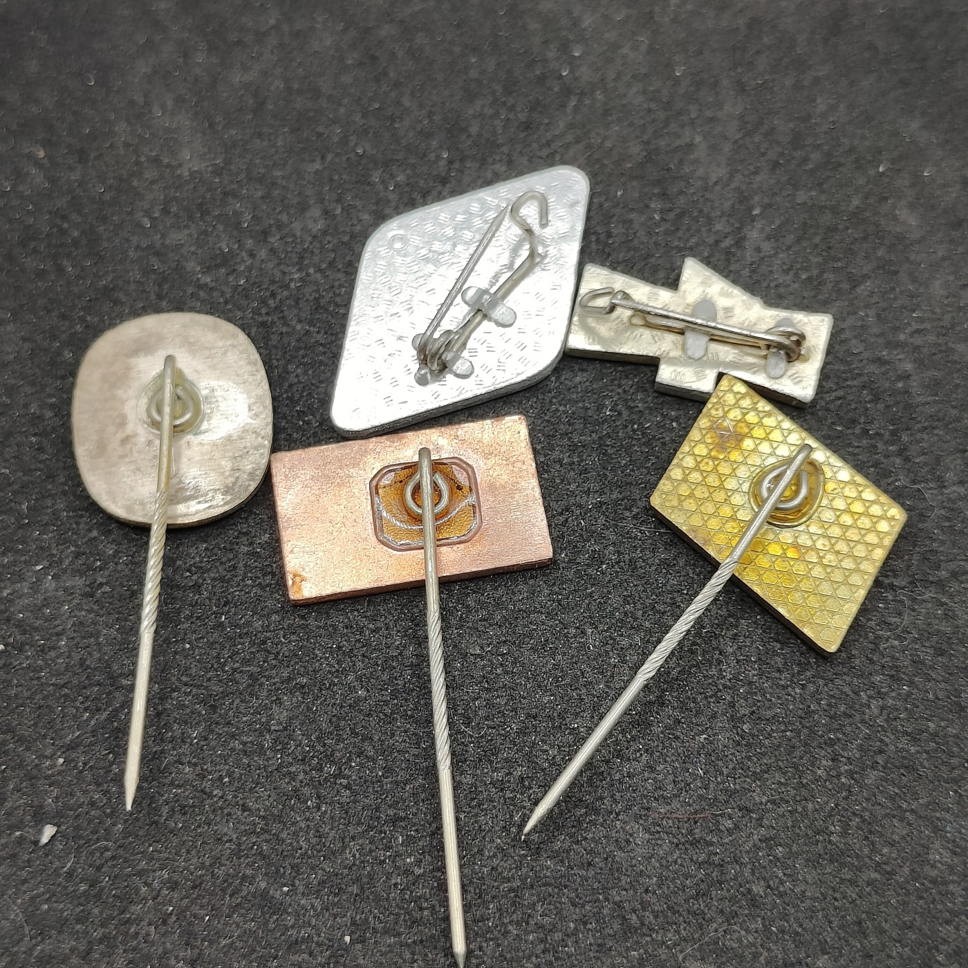 全场0元起拍 第96期 咸鱼国勋章拍卖专场 10月4日（周三）下午6：00开始 东德徽章一组五个