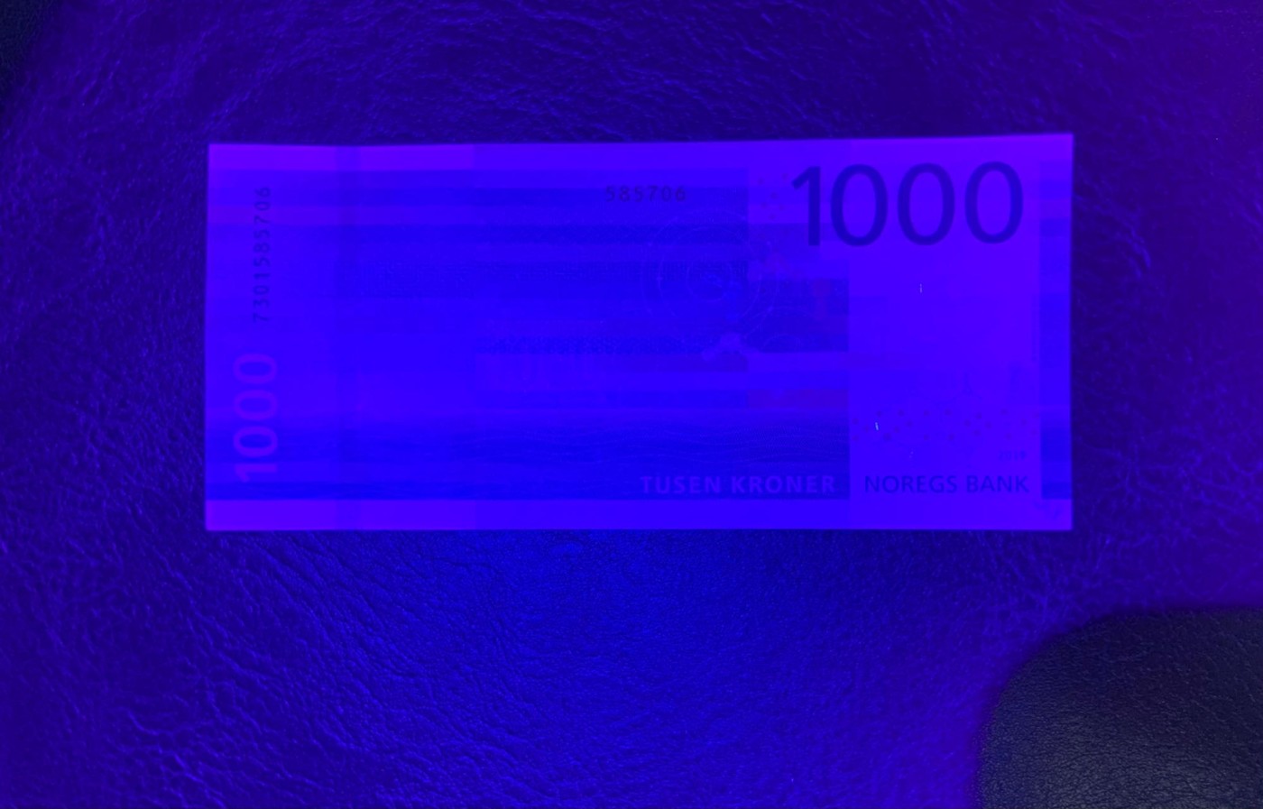 收藏联盟Quantum Auction 第294期拍卖 巴哈马彩背女王珍品 挪威2016年1000克朗 品相UNC  角微瑕 号码全程无4 大海浪