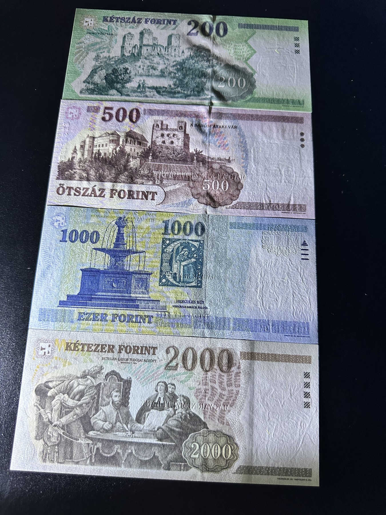 《外钞收藏家》第三百零二期（连拍第一场） 匈牙利200-2000四张小套 都是靓号 全新UNC 初版首序列
