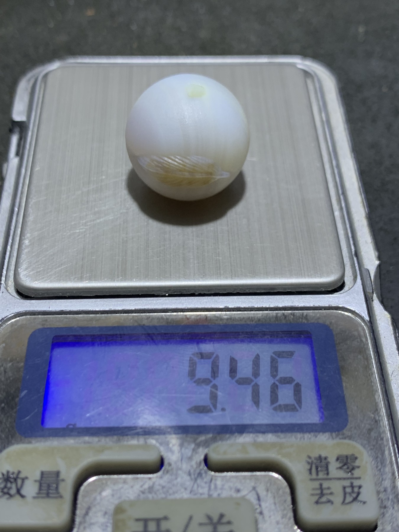 精美高玉化亚光海洋玉髓手工俏色巧雕羽毛圆珠一个！
