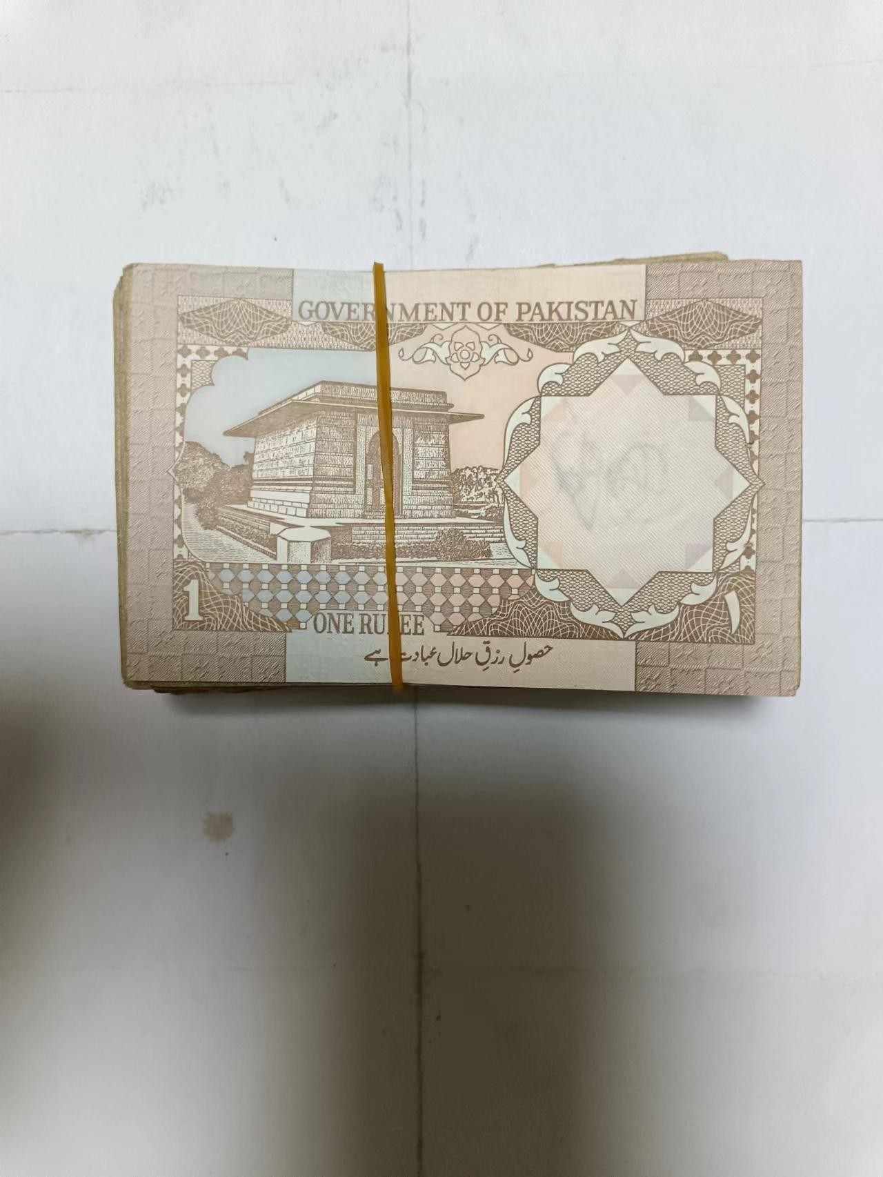 【20231003】非全新纸币第七十三场 巴基斯坦1卢比100张整刀，有裂缝和字迹，弱品