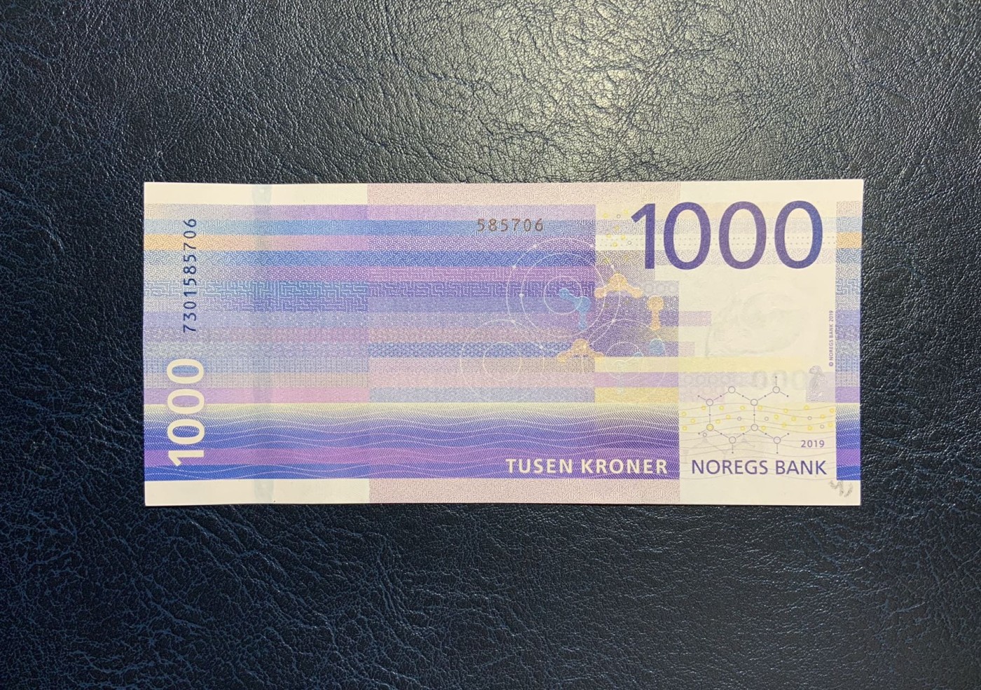 收藏联盟Quantum Auction 第294期拍卖 巴哈马彩背女王珍品 挪威2016年1000克朗 品相UNC  角微瑕 号码全程无4 大海浪