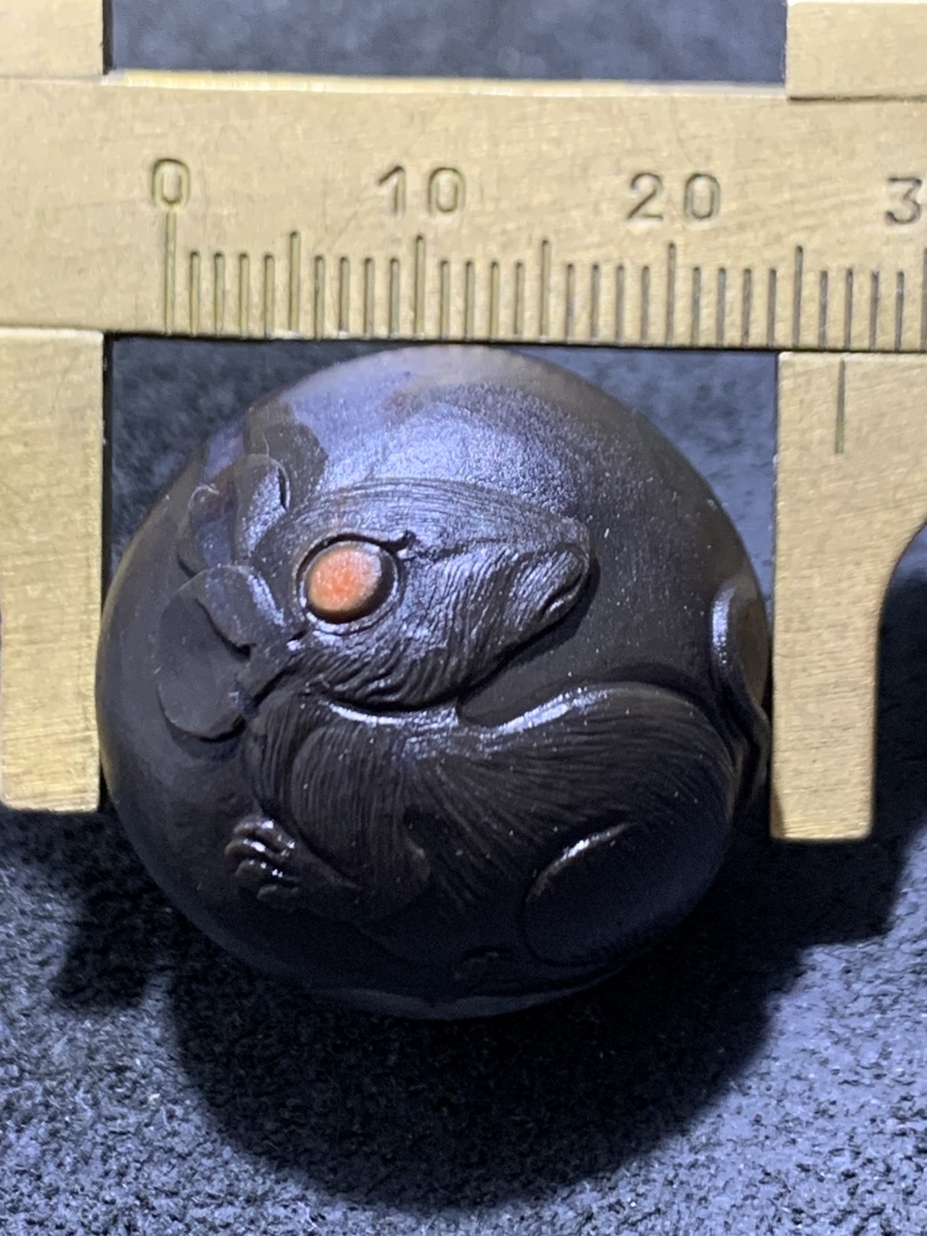 精美冰飘亚光战国红玛瑙手工俏色巧雕鼠来宝大圆珠一个，
