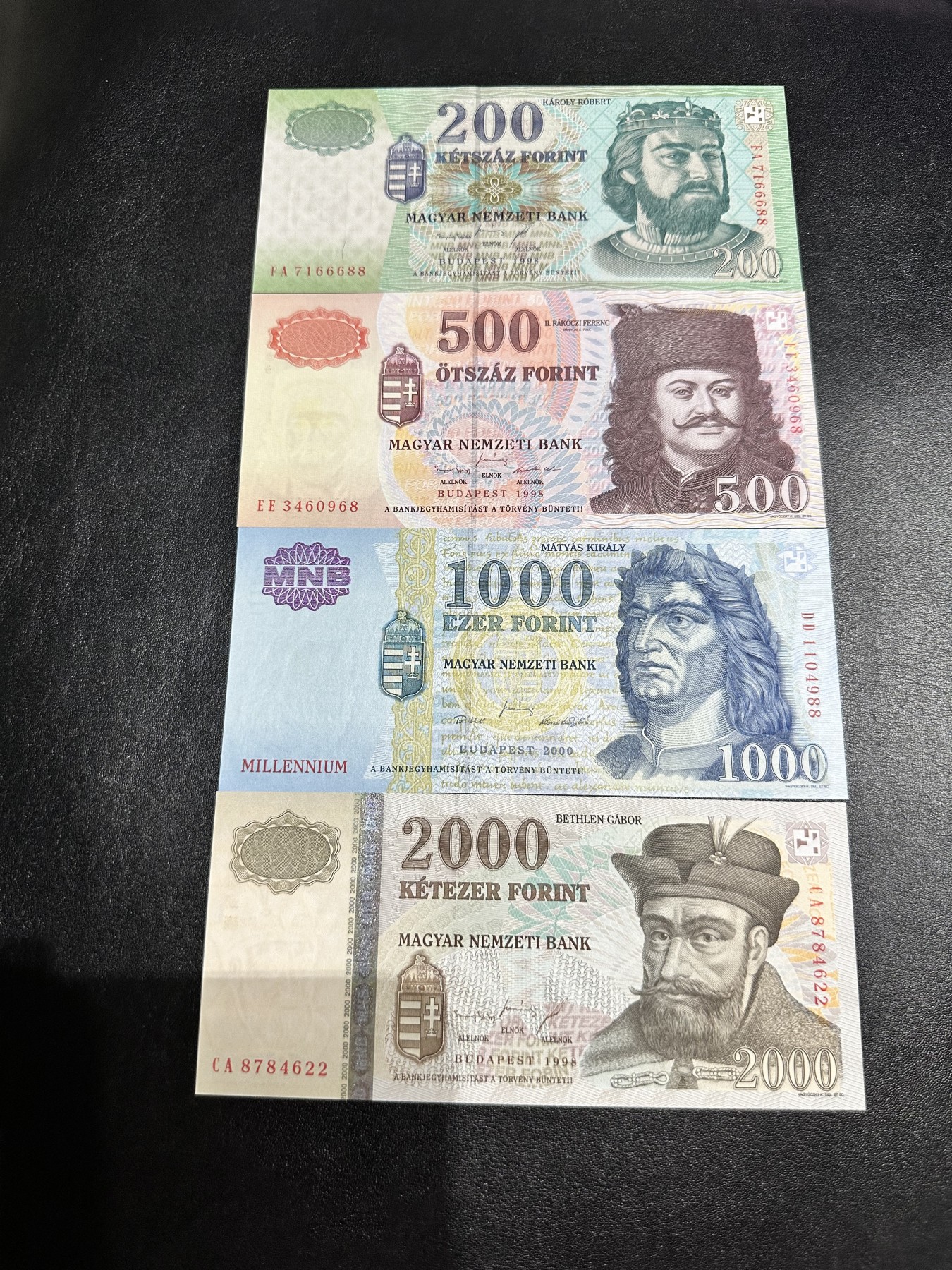 《外钞收藏家》第三百零二期（连拍第一场） 匈牙利200-2000四张小套 都是靓号 全新UNC 初版首序列