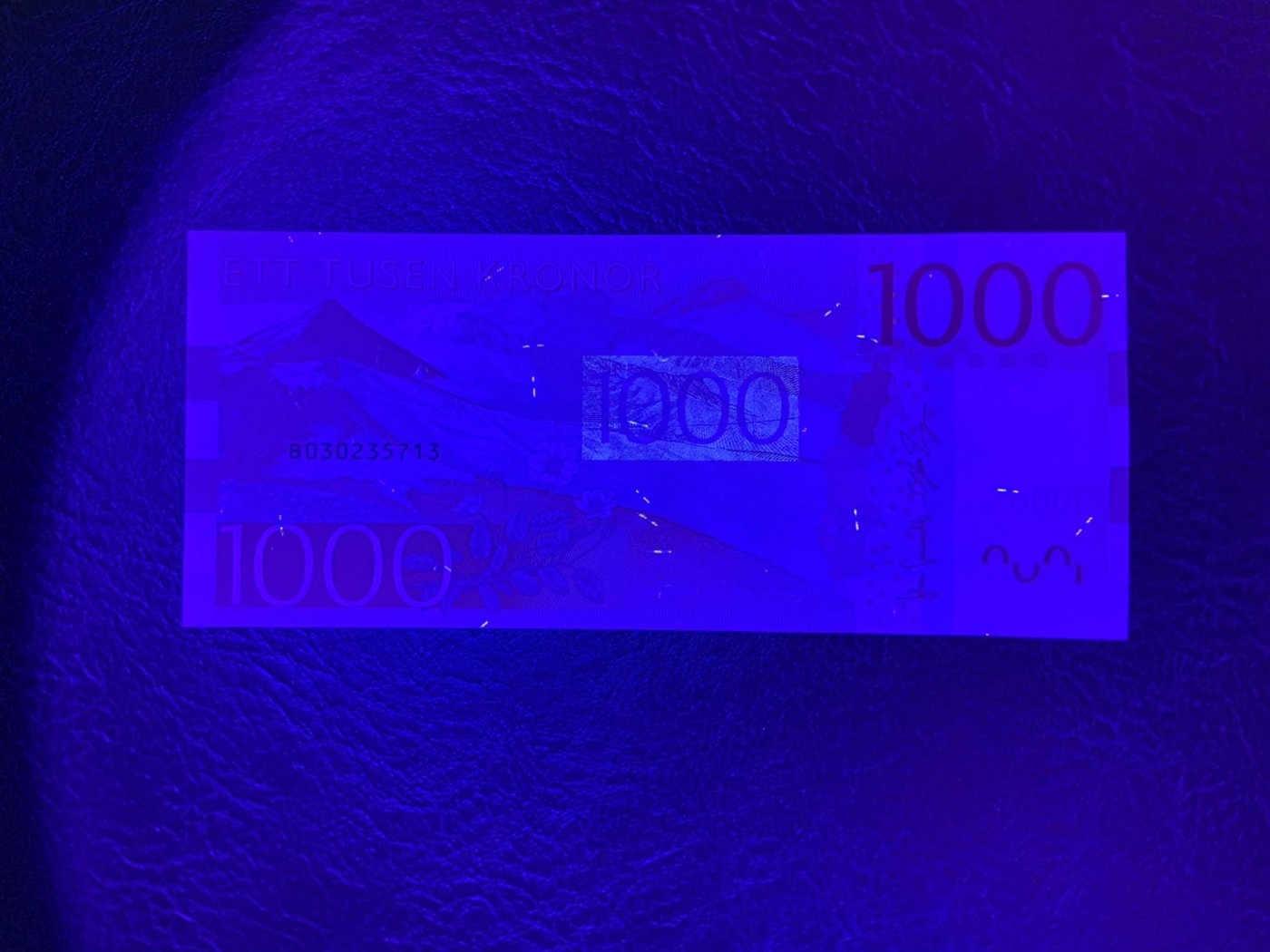 收藏联盟Quantum Auction 第294期拍卖 巴哈马彩背女王珍品  瑞典2015年1000克朗 品相UNC 号码全程无4 瑞典前外长 第二任联合国秘书长达格·哈马舍尔德