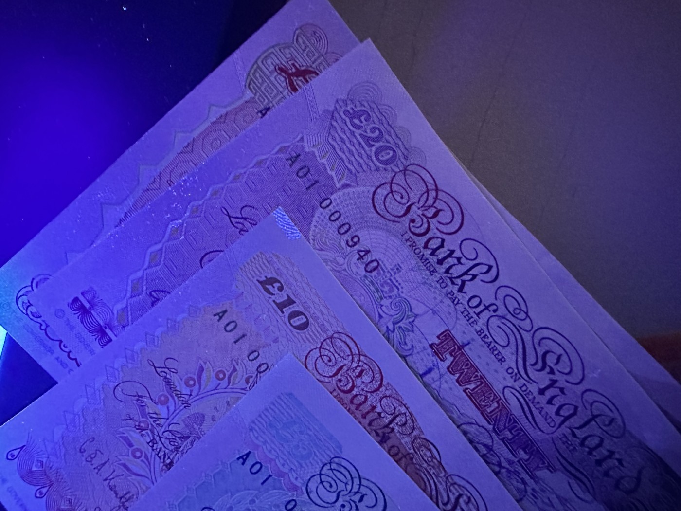 《外钞收藏家》第三百零二期（连拍第一场） 英国E序列5、10、20、50镑 首发A01冠 全同号940号 全新UNC 10镑有一个荧光油墨 不是潮 这套品相相当不错