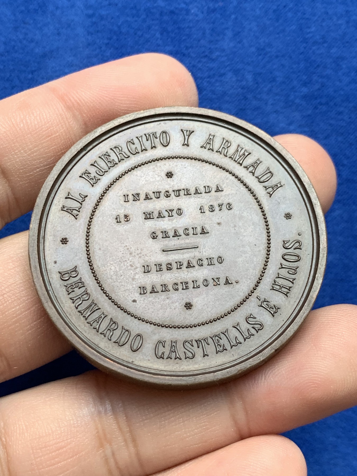 欢迎参加《竞宝斋》为国而庆 老张自藏专场 ，定制纪念章相赠 西班牙 1876年 格拉西亚纪念大铜章 高浮雕工艺 巧克力包浆 厚实手感好 51.6克 46.9mm