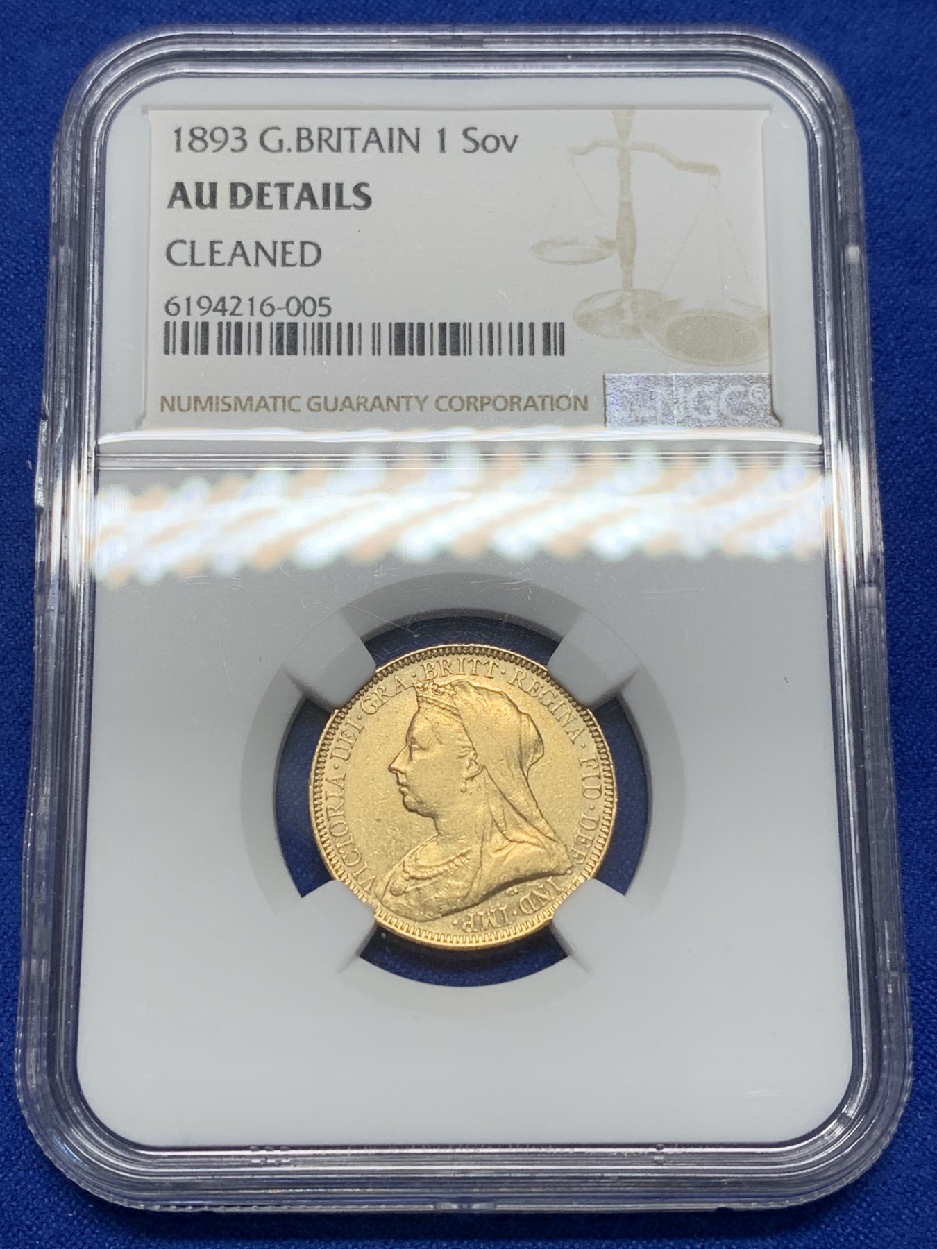 欢迎参加《竞宝斋》为国而庆 老张自藏专场 ，定制纪念章相赠 NGC AU 英国 1893年 维多利亚 披纱版 1索维林金币 8克马剑金币