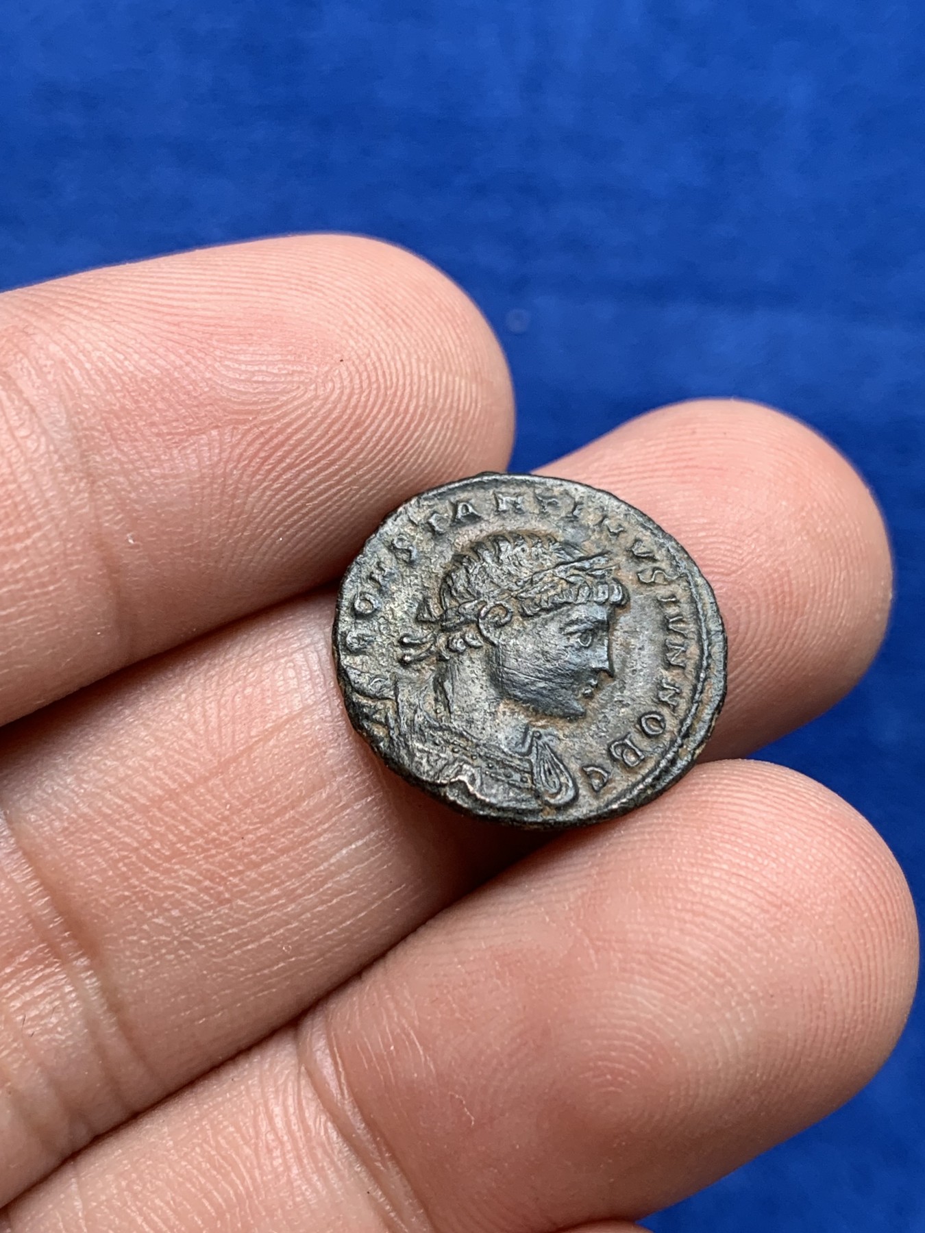 欢迎参加《竞宝斋》为国而庆 老张自藏专场 ，定制纪念章相赠 古罗马铜币 17.5mm 将近2000年前的工艺 细节非常好 背面人物无磨损