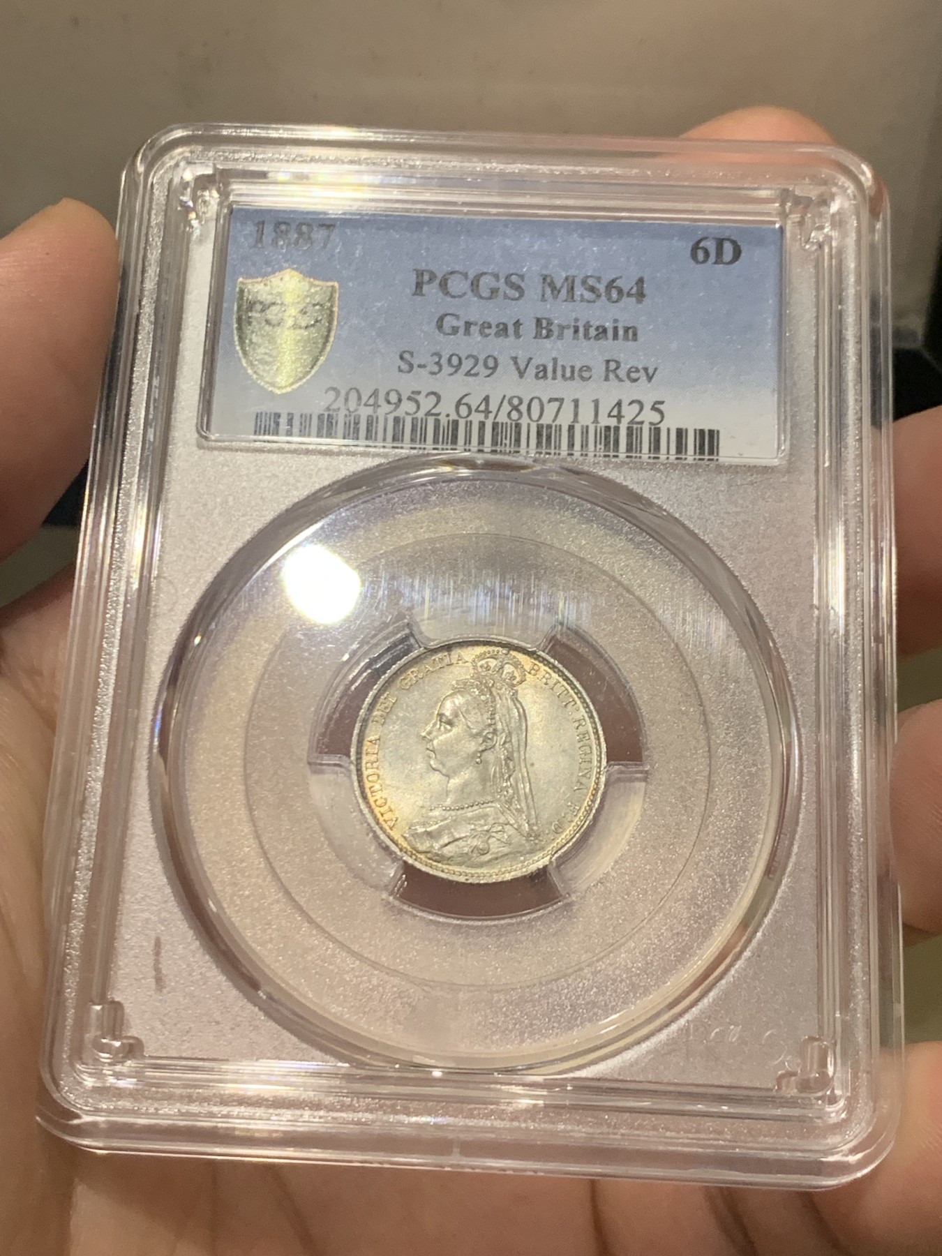 欢迎参加《竞宝斋》为国而庆 老张自藏专场 ，定制纪念章相赠 PCGS MS64 英国1887年维多利亚高冠版 6便士银币 SIX面值版 和上一枚刚好是一对
