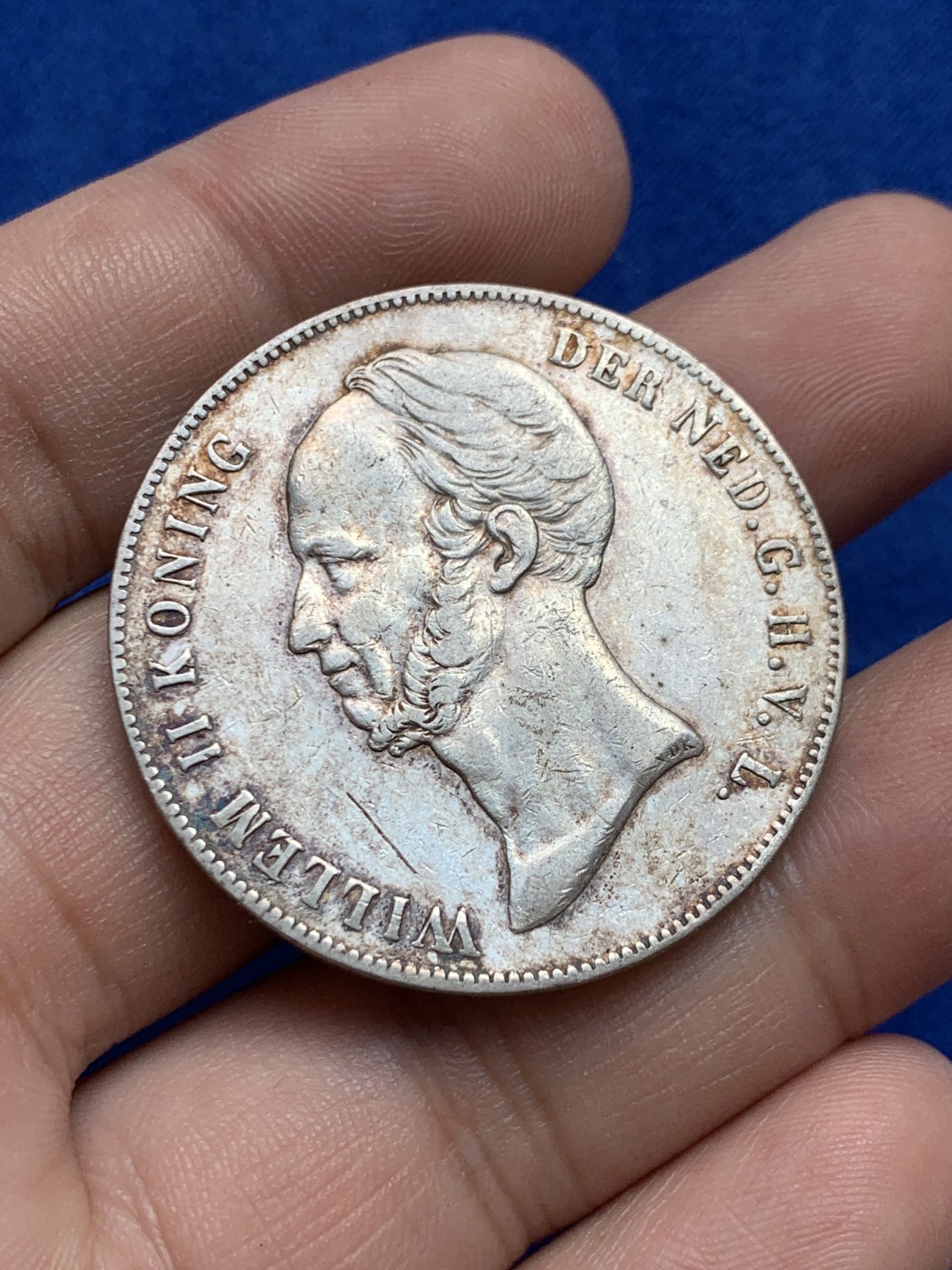 欢迎参加《竞宝斋》为国而庆 老张自藏专场 ，定制纪念章相赠 荷兰 1848年 长脖子 2.5盾大银币 945高银品种 细节好 这个带包浆的很不容易 可能和成分有关